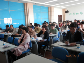 2026年世界杯官网入口师生们在认真听报告